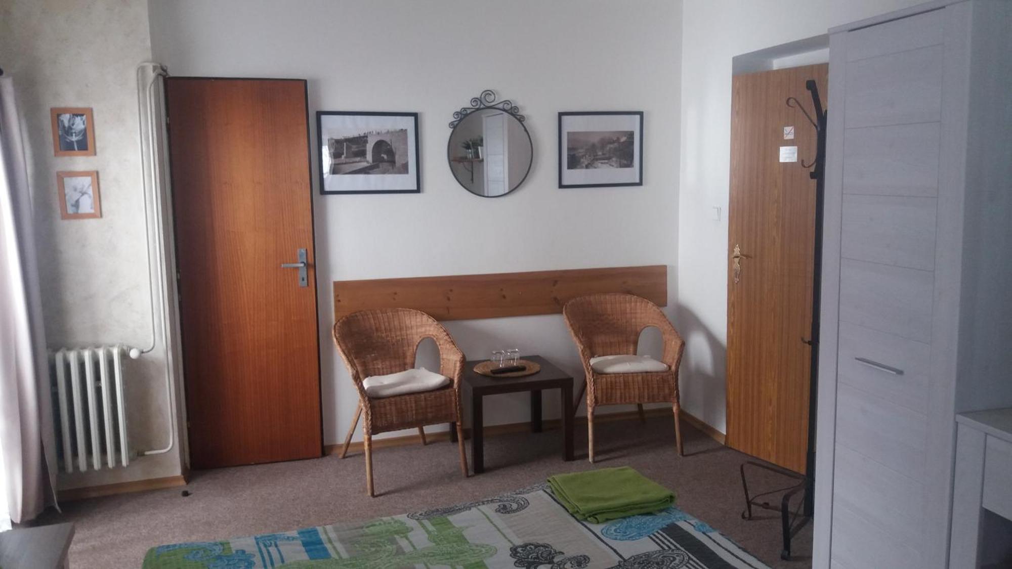 Penzion A Restaurace Modra Ruze Табор Номер фото