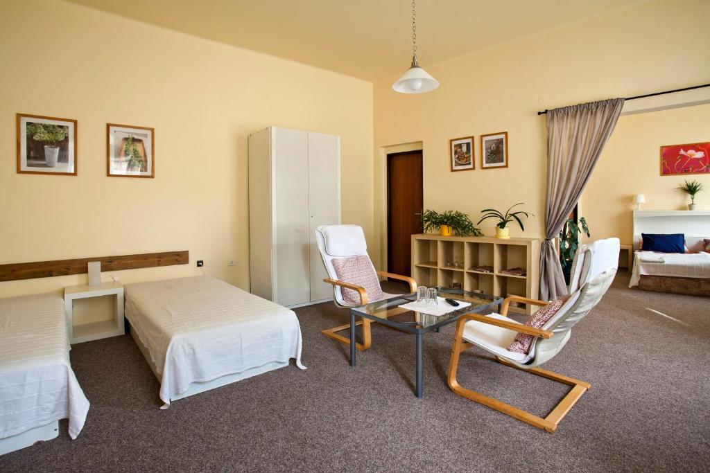 Penzion A Restaurace Modra Ruze Табор Номер фото